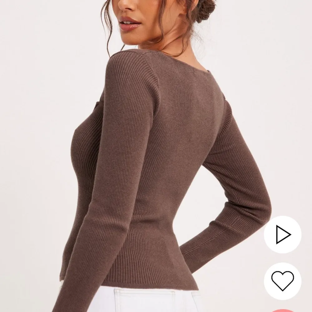 Denna så populära tröjan från Gina som är slutsåld överallt 🤩 i storlek s säljer för att jag ej använder den så ofta, den är använd 2 gånger ✨. Stickat.