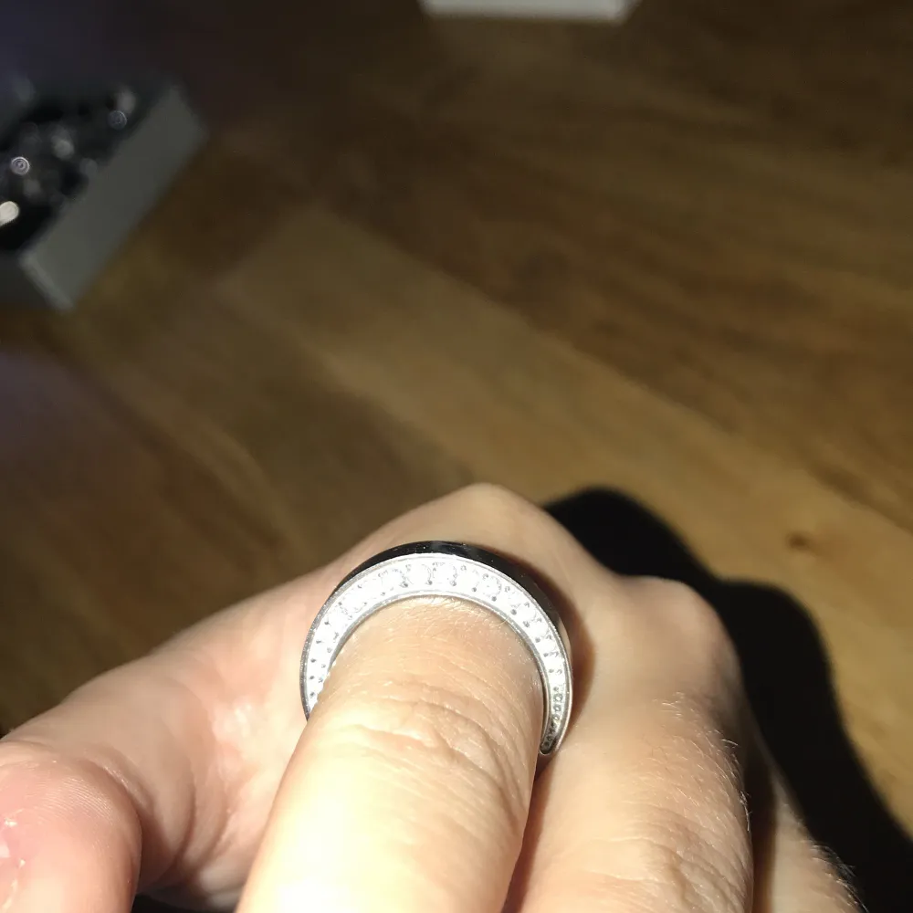 Ring från Edblad. Silver med kristaller på sidan. Uppskattningsvis storlek M-L. . Accessoarer.