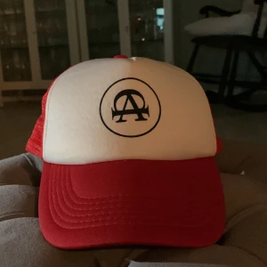 All cap one royal red - All cap one keps använd en gång. Nyskick!