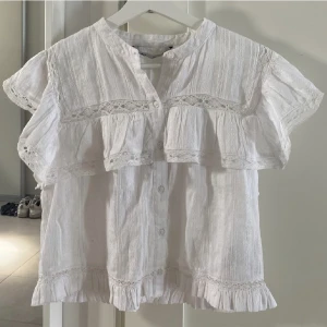 Superfin topp - En superfin topp från zara som jag köpte här på Plick i somras. Säljer pga att den inte kommer till användning. Den är i storlek L men den är väldigt liten i storleken så skulle säga att den är som xs-s❤️ ❌❌Såld❌❌