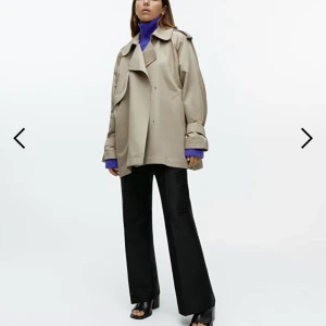 Arket kort beige trenchcoat  - Finaste korta trenchcoaten från arket i nyskick! Hör av er vid frågor, pris kan diskuteras <3