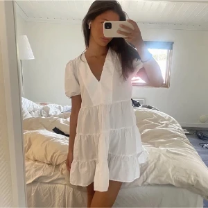 Zara klänning 😊😊 - Superfin zara klänning 🫶🏻🫶🏻första bilden är lånad 🫶🏻i storlek M men passar även S🫶🏻🫶🏻köp direkt för 250+ frakt😚