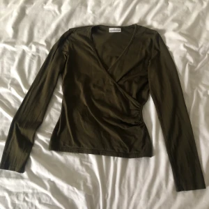 Olivgrön långärmad strl S/M - Från märket Newhouse. I bra skick men på sista bilden kan man se att follen har stretchats så sömmen gått sönder lite. Ska antagligen passa strl S (då tröjan inte har någon lapp) men kan passa större strl. Köpare står för frakt. Dm:a vid frågor!❤️