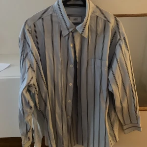 Ami Paris skjorta - Storlek S men sitter som M Nypris cirka 2000kr Mitt pris 700