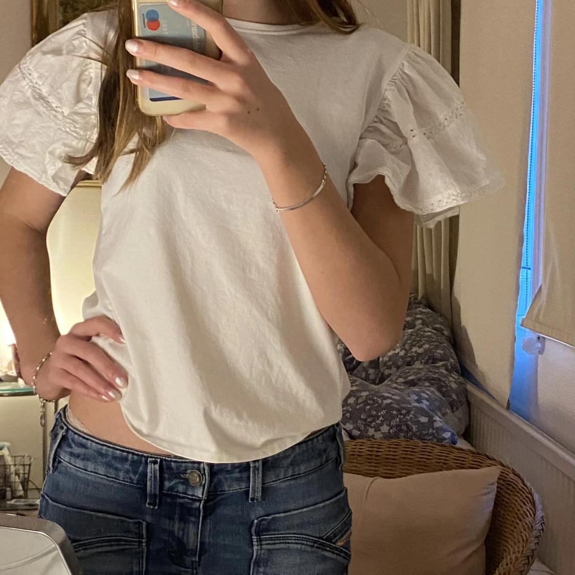 T-shirt med volang ärmar