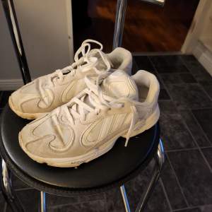 Adidas sneakers utan låda, tvättas rent innan dem skickas! Storlek 42