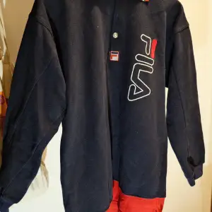 Vintage Fila tröja stolek S-M Färg: marinblå o röd 9/10 