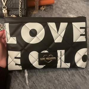 Oanvänd väska från Love Moschino