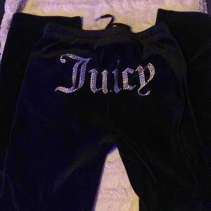 Juicy byxor - Säljer dessa super sköna juicy byxor. Köptes från JD sports för 1000kr, inga skador på byxorna och de är i storlek XS, mer bilder tars i dm ❣️