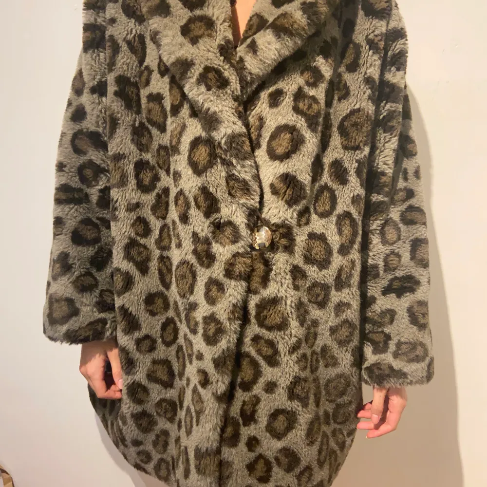 Varm lurvig och skön kappa i grått leopard mönster. Inga fläckar eller hål. Skriv vid funderingar! :). Jackor.