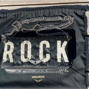 Limited edition Zadigväska, äkta - Säljer använd väska med dustbag. Det är en limited edition väska. Priset går att diskutera, säljer inte under 1400, köpte här på Plick för ca 2000 därför nerdragets pris