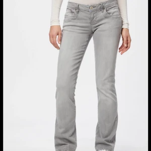 Gråa Ltb valerie jeans - Snyggaste ljusgråa jeansen från Ltb i modellen valerie. Lågmidjade och är i fint skick. Stl 27x32.💕