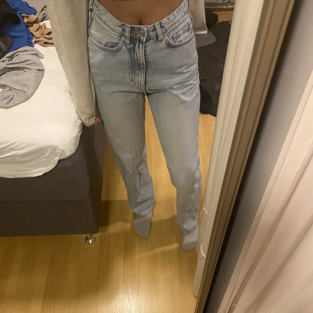 Weekday jeans som inte kommer till användning längre:) w26 l30 Är 168 cm lång. Jeans & Byxor.