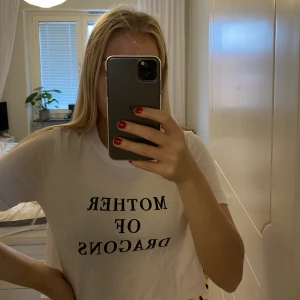 Game of thrones crop top strl S - Crop top med tryck ”Mother of dragons” (khaleesi) fram och Game of thrones bak. Aldrig använd, säljer för 50:-, köptes på Bershka