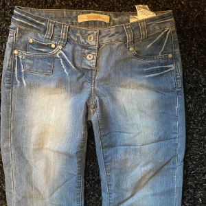 Y2K lågmidjade jeans strl 34 - Använda fåtaliga gånger. Lågmidjade jeans med knappjylf köpta på tidigt 2000-tal  🫧Priset kan diskuteras vid snabb affär🫧