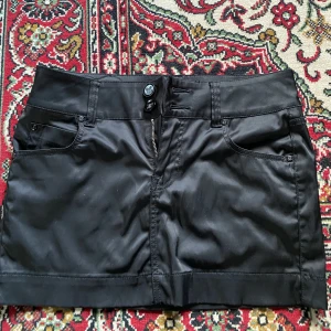 Svart kjol - Svart kort-kjol! Passar mig inte tyvärr, aldrig använd av mig ⭐️