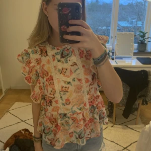 Fin topp - Så fin blus med vackert mönster