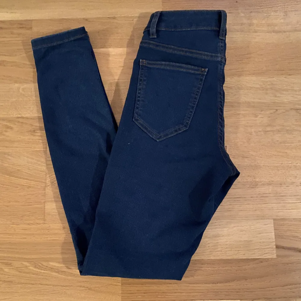 Blåa högmidjade jeans från Vila. Fint skick men ganska små i storleken.  Köparen står för frakt 💖. Jeans & Byxor.