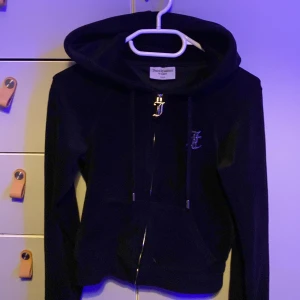 Juicy tröja - Säljer denna juicy tröja som tyvärr är lite för liten för mig. Mer bilder och info kom DM❤️☺️