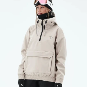 Dope Snowboard/ skidjacka  - Superfin Snowboardjacka från Dope köpta vintern 2021. Super fin sand/ beige jacka som tyvärr är för stor på mig. Jackan är en ganska boxig modell och upplevs större än vad den är🥰 Köparen står för frakten men det går även att mötas upp i Varberg eller Kinna😊