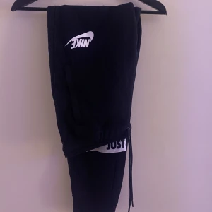 Nike mjukis - Säljer mina nike byxor storlek S. Köpta för nåt år sedan men aldrig använda (lappen är kvar).