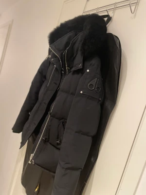 Moose knuckles jacka DAM str XS - Moose knuckles jacka dam str xs  Använd en vinter  Köpt på Moose knuckles butiken i stan Defekter : lite på cuffsen men inget märkvärdigt, kan skicka bilder under konversation å måste tvättas såklart annars helt felfri.  Säljes för 3500