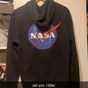Nasa hoodie - Nasa hoodie i strl S/M, 100kr