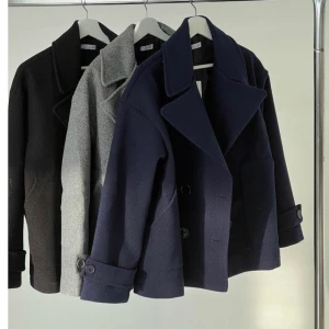 Kort kappa - Säljer en sjukt snygg kort kappa (den mörkblå), helt oanvänd med lappar osv kvar 🤍 skickar gärna egna bilder