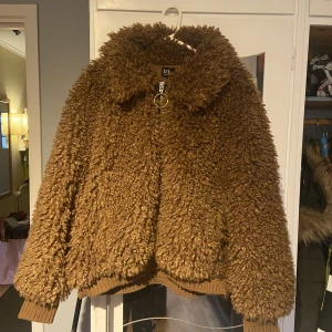 Teddy bomberjacka - Zara stl XL - Knappt använd fluffig teddy bomberjacka från Zara. Säljs för den används inte. Vet ej original priset. Kan skickas med posten elr hämta i Borlänge