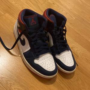 Air jordan 1 mid i storlek 43, i väldigt bra skick, Gjorde ej rent dem på bilden, men tvättar jag dem lite så är skorna som nya,   Kom med bud 