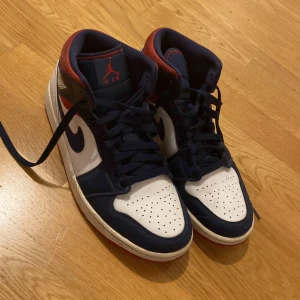 Air Jordan 1 mid - Air jordan 1 mid i storlek 43, i väldigt bra skick, Gjorde ej rent dem på bilden, men tvättar jag dem lite så är skorna som nya,   Kom med bud 