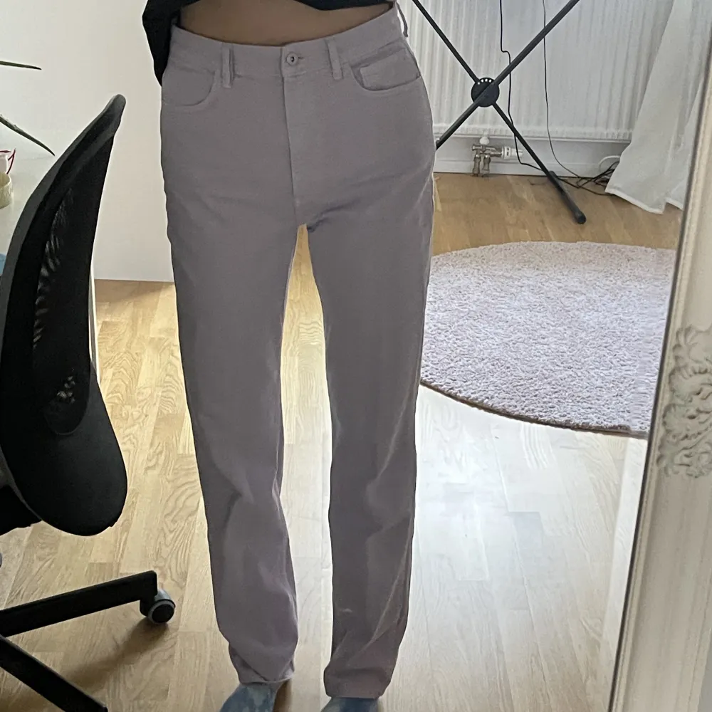 Lila jeans från asos. Aldrig använda, säljer oga lite för stora. . Jeans & Byxor.