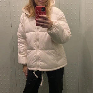 vit pufferjacket - Snygg vit jacka ifrån hm. Är i bra skick ❤️