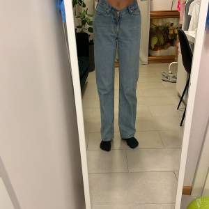 Ljusblå jeans från weekday ingen speciell modell köpa limited edition. Köpte för 600 kr. Säljer pågrund av att det är lite för korta i benen.
