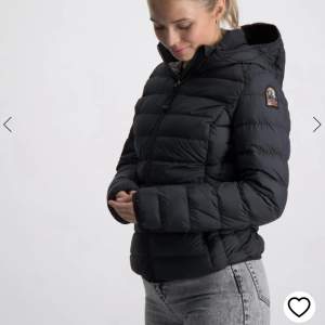 Superfin parajumper jacka i Modellen juliet köpt från johnells. är sparsamt använd i mycket bra skick. Nypris: 4199 kr