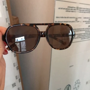 Solglasögon  - Nya super trendiga solglasögon i brunt