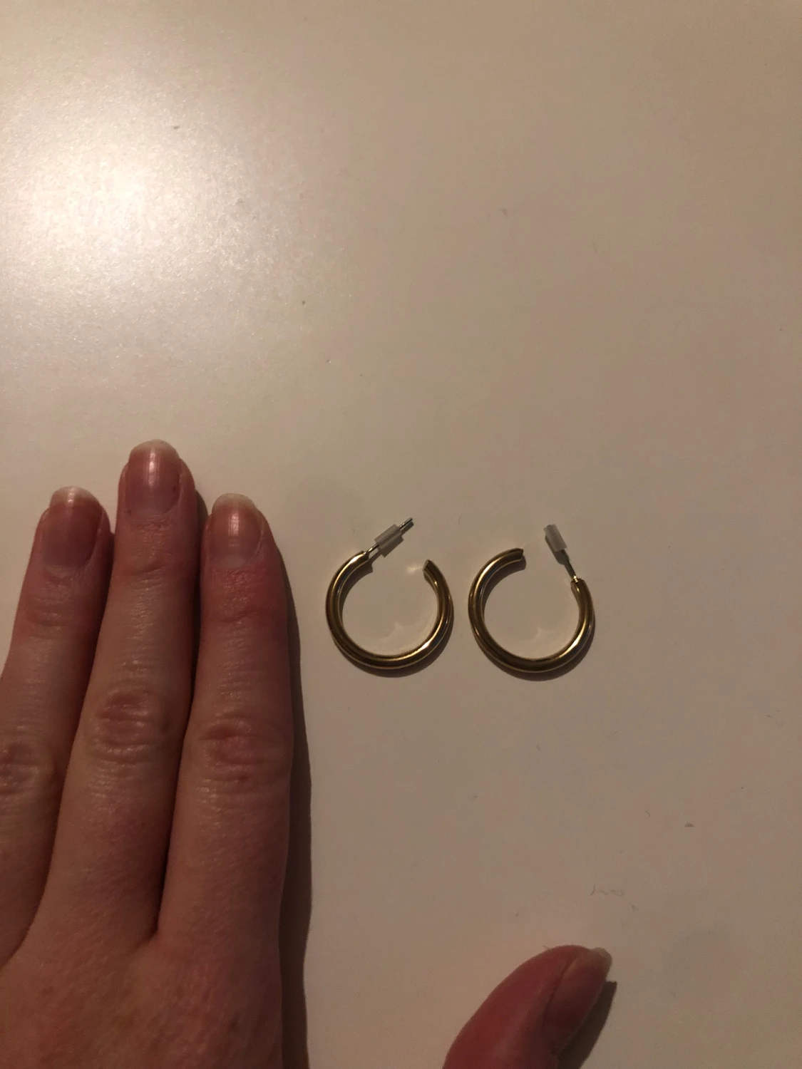 Guldiga öronhängen ringar