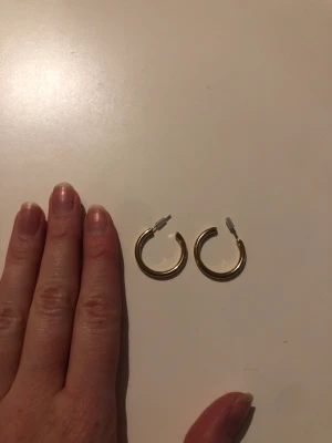 Guldiga öronhängen ringar  - Örhängen  Skickar med frimärken för 20 kr