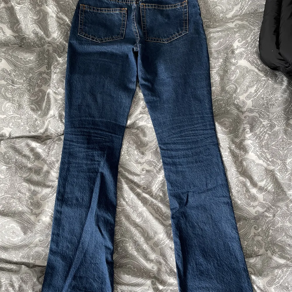 Mina fina mörkblå jeans från asos i storlek 25/32 är nu till salu eftersom de inte sitter bra på mig. De är använda fåtal gånger och är i nyskick!🤍🤍. Jeans & Byxor.