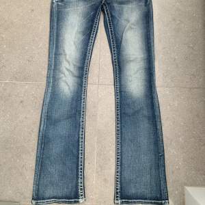 Ett par jeans som är sååå fina! Storlek 27. Skriv för fler bilder eller om det är något annat du undrar då appen skär av en bit av bilderna🥰MIDJEMÅTT: ungefär 82cm INNERBENSLÄNG: ungefär 85cm  🛑HÖGSTA BUD 650kr🛑