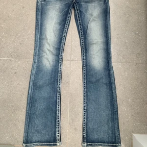 Vintage jeans - Ett par jeans som är sååå fina! Storlek 27. Skriv för fler bilder eller om det är något annat du undrar då appen skär av en bit av bilderna🥰MIDJEMÅTT: ungefär 82cm INNERBENSLÄNG: ungefär 85cm  🛑HÖGSTA BUD 650kr🛑