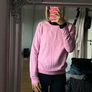 Tunn stickad rosa tröja från Vero Moda! Använd väldigt få gånger och är i super fint skick :) Perfekt tröja när man inte vill vara för varm men ändå ha en stickad tröja! Köparen står för frakten. 