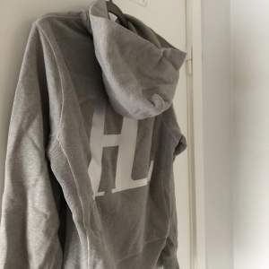 En sjukt fet Helmut Lang hoodie.  Storleken är small i män men hoodien är unisex. HL loggan på ryggen och på framfickan. 