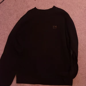 S - 2 år gammal hov1 tröja köpt för 500( säljer för 350 men pris kan diskuteras) du står för frakten då de kostar en del att frakta den