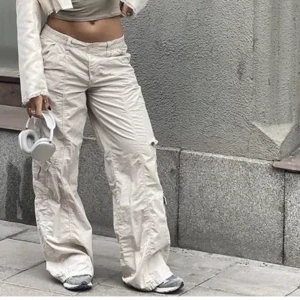 Lågmidjade byxor Urban outfitters - (Lånade bilder av Alice Stenlöf!!) Säljer dessa lågmidjade cargobyxor i Manchester material i strl M, samma modell som på första bilderna. Har ingen bild på hur byxorna sitter på mig då de använts en gång! Bra skick, köparen står för frakt❤️ 