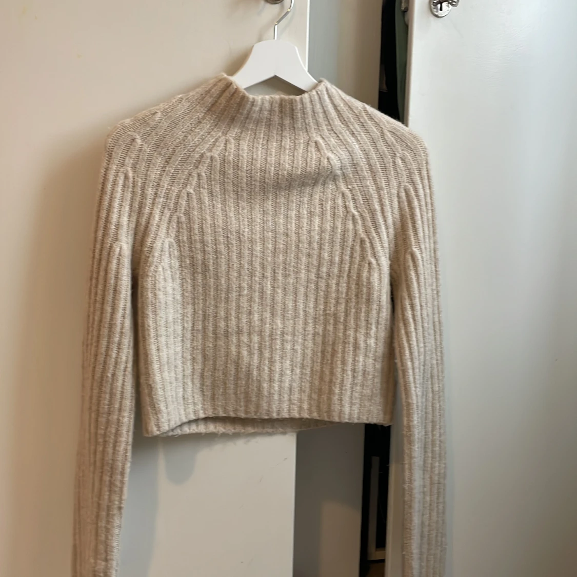 Kroppad stickad tröja