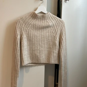 Kroppad stickad tröja - Använd men bra kvalite, lång i armar. Bra passform och kroppad. Storlek xs Köpare står för frakt