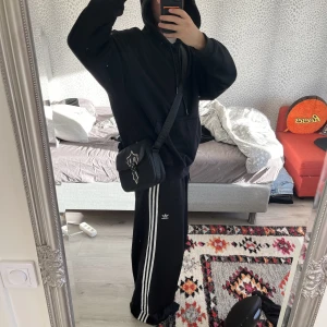 Trapstar axelväska - Trapstar axelväska i toppenskick. Köpt från trapstars hemsida för 800 med frakt och tull. Säljs för den inte passar längre. Stor efterfrågan på dessa så FÖRST TILL KVARN!!!