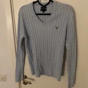 Gant tröja - Aldrig använt, köpte för längesen och hade den en gång på en födelsedagsfest. Inga hål eller något fel alls. Jättefin på och tajt på magen, äkta Gant.