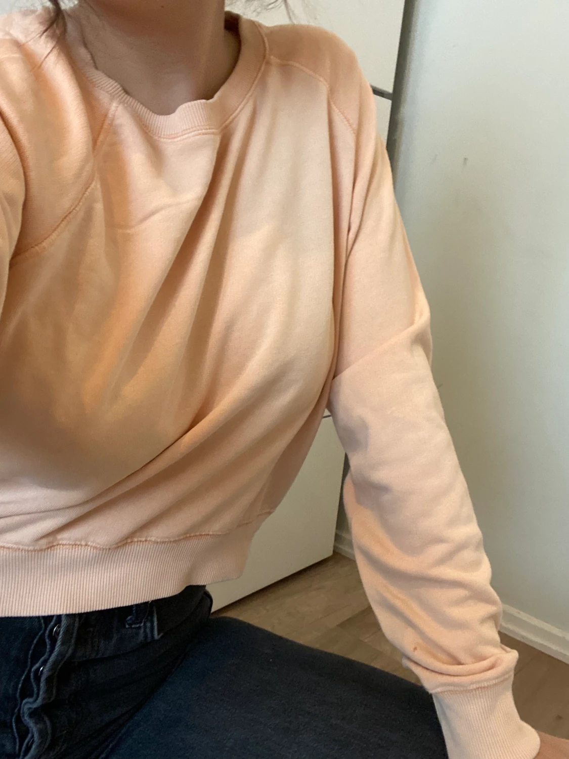 Collegetröja i kortare modell 